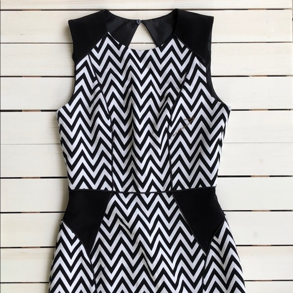 NWOT H&M Sleeveless Chevron Dress size 6 - Picture 1 of 7
